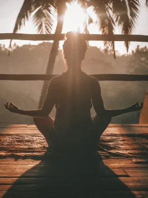 Between silence and truth, clarity appears